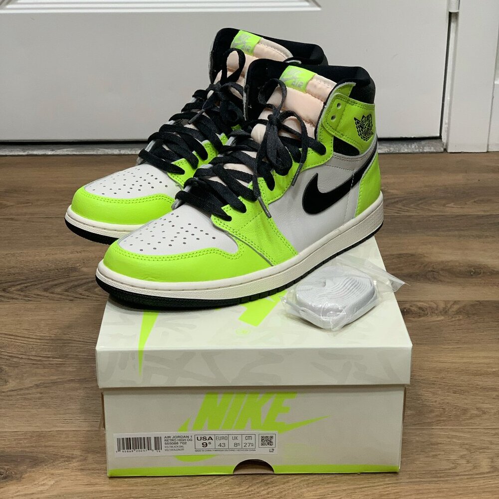 Jordan 1 Retro High OG "Visionaire" (Volt-Black-Sail, 9.5M, Lightly Used)